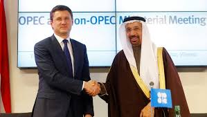 Le ministre saoudien de l’Energie, Khalid Al-Falih, et son homologue russe, Alexandre Novak. D. R.